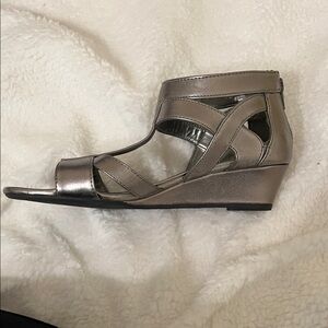 Solanz Metallic Elegant Women's Strappy Sandals Size 7
